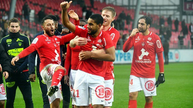 Soi kèo bóng đá 88FUN trận Nimes vs Brest, 20:00 - 23/8/2020