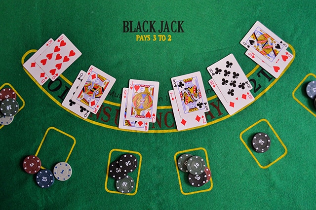 Đánh bại nhà cái trong Blackjack cực dễ chỉ với những kinh nghiệm cơ bản